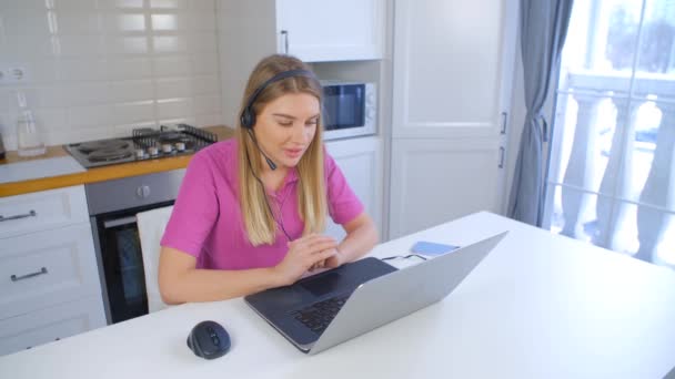 Concepto Educación Online Mujer Rubia Hablando Auriculares Durante Videollamada Ordenador — Vídeos de Stock