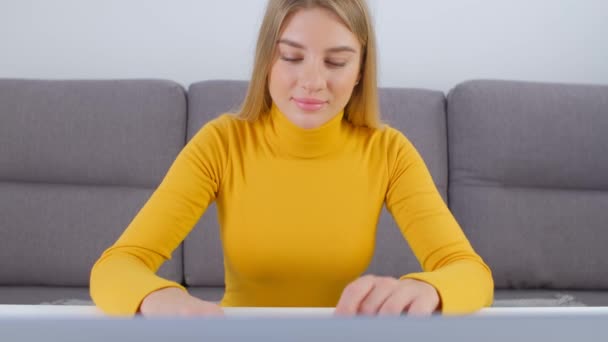 Mulher Freelancer Bonita Digitando Computador Portátil Casa Durante Confinamento Jovem — Vídeo de Stock