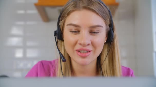 Çevrimiçi Destek Uzmanı Bilgisayarda Mikrofon Web Kamerasıyla Kulaklıkla Müşteriyle Konuşuyor — Stok video
