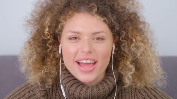 Mulher Branca Feliz Falando Câmera Web Durante Chamada Vídeo Usar — Vídeo de Stock