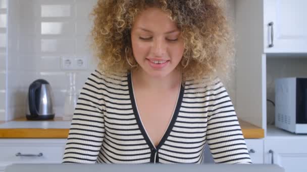 Mulher Branca Bonita Trabalhando Computador Casa Mulher Jovem Bonito Fazendo — Vídeo de Stock