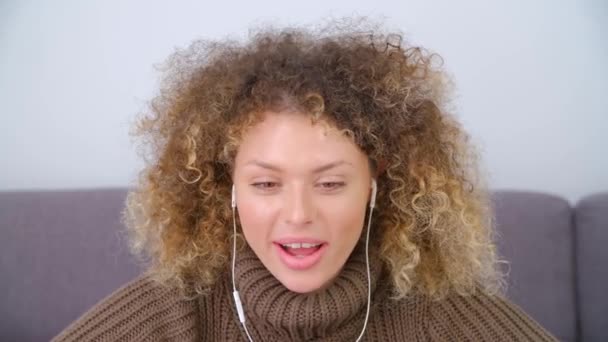 Mulher Branca Bonita Fazendo Videochamada Com Fone Ouvido Jovem Mulher — Vídeo de Stock