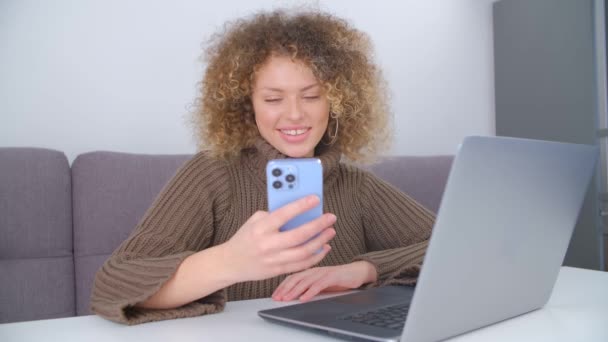 Mulher Feliz Navegando Internet Telefone Celular Mulher Branca Alegre Usando — Vídeo de Stock