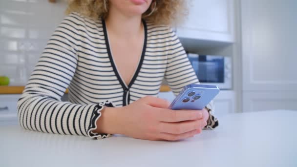 Mujer Escribiendo Comentarios Aplicación Redes Sociales Mensajería Femenina Para Adultos — Vídeo de stock