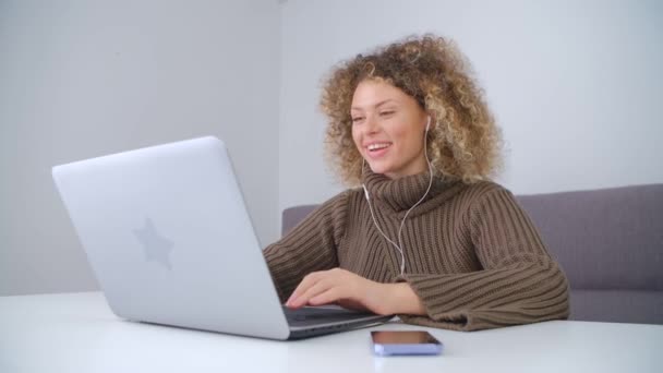 Glad Ung Kvinna Säger Hej Webben Kamera Laptop Frilansande Kvinna — Stockvideo