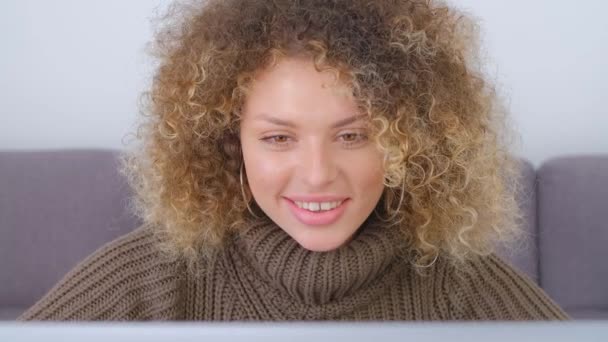 Vídeo Retrato Mulher Branca Com Diastem Cabelo Encaracolado Trabalhando Computador — Vídeo de Stock