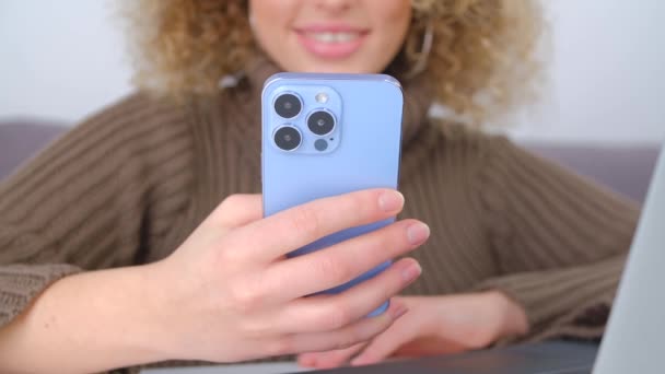 Beyaz Kadın Cep Telefonu Kullanıyor Genç Yetişkin Kadın Internet Sosyal — Stok video