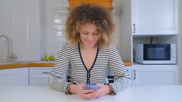 Ευτυχισμένη Λευκή Γυναίκα Δακτυλογραφεί Μήνυμα Στο Νέο Κινητό Τηλέφωνο Όμορφη — Αρχείο Βίντεο