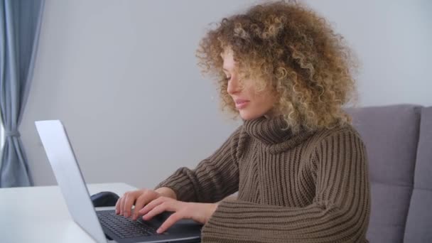 更自由的女人在电脑上打字 当地时间 年轻的白人女性在笔记本电脑上工作 专业作家在网上从事远程工作 具有快速的互联网连接 — 图库视频影像