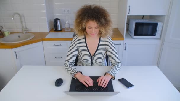 Εστιασμένη Ανεξάρτητη Γυναίκα Που Δουλεύει Φορητό Υπολογιστή Στο Σπίτι Κατά — Αρχείο Βίντεο
