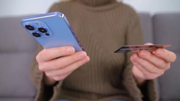 Mulher Fazendo Transferência Dinheiro Com Cartão Crédito Aplicativo Telefone Móvel — Vídeo de Stock