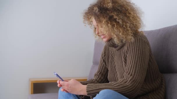 Mujer Blanca Usando Teléfono Mujer Adulta Joven Con Pelo Rizado — Vídeos de Stock