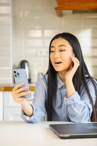 Asyalı Güzel Bir Kadın Telefonda Konuşuyor Güzel Kız Iletişim Kurmak — Stok fotoğraf