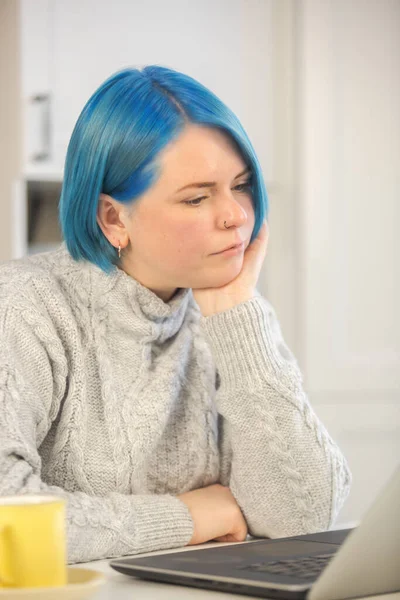 Estudante Focado Com Cabelo Azul Tingido Olhando Tela Laptop Ponderando — Fotografia de Stock