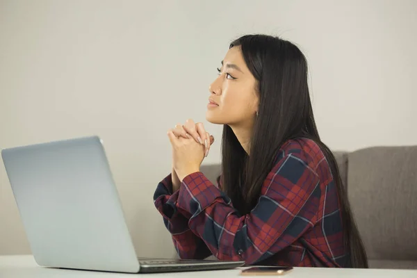 Schöne Asiatische Mädchen Die Hause Computer Arbeiten Junge Erwachsene Unternehmerinnen — Stockfoto