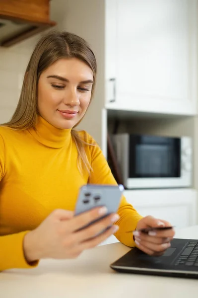 Kredi Kartıyla Ödeme Yapan Mutlu Beyaz Kadın Modern Akıllı Telefon — Stok fotoğraf