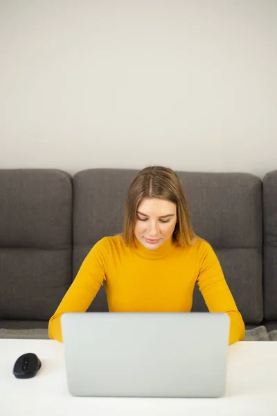 Mooie Blonde Vrouw Die Thuis Aan Laptop Computer Werkt Ondernemer — Stockfoto