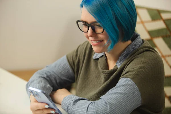 Mulher Branca Feliz Com Mensagem Digitação Cabelo Azul Telefone Móvel — Fotografia de Stock