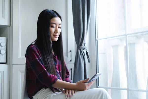 Vacker Asiatisk Flicka Som Använder Modern Smarttelefon För Online Kommunikation — Stockfoto