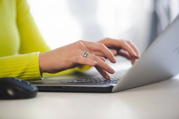 Empreendedor Mulher Digitando Teclado Laptop Mulher Negócios Trabalhando Notebook Moderno — Fotografia de Stock