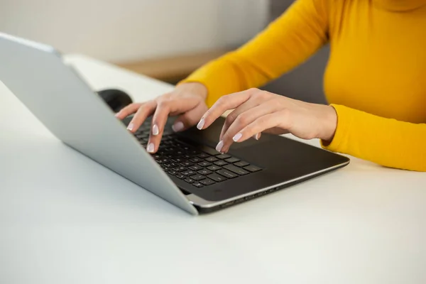 ノートパソコンのキーボードを入力するビジネス女性 フリーランスの作家の女性は自宅でロックダウンに取り組んでいます 現代のノートPc上で遠隔作業を行う起業家の人 — ストック写真