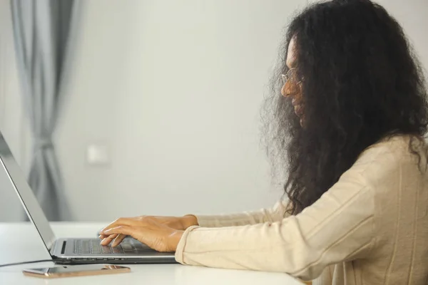 Mulher Negra Trabalhar Computador Jovem Empresária Africana Adulta Digitando Texto — Fotografia de Stock