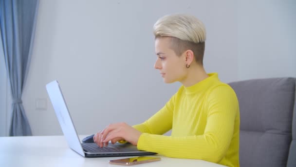 在线工作和教育的概念 漂亮的年轻女人 在家里的笔记本电脑键盘上有短发打字文字 使用现代笔记本在网上工作的专业自由职业女性 — 图库视频影像