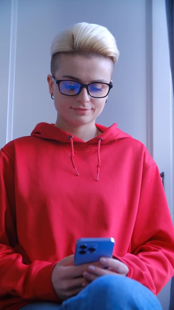 Жінка Хлопчик Тома Яка Друкує Повідомлення Мобільному Телефоні Стильна Біла — стокове відео