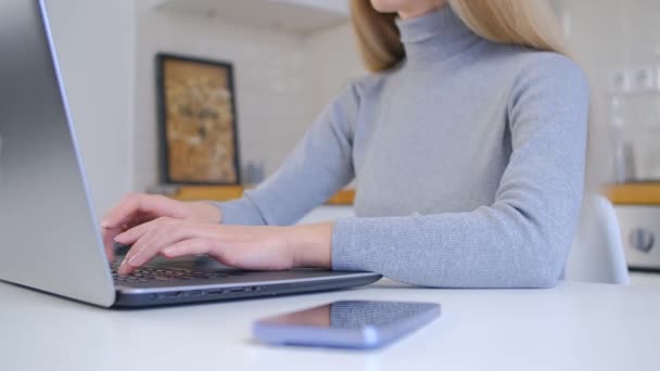 ラップトップコンピュータに入力するビジネス女性 フリーランスの人は4K株のビデオでノートパソコンで遠くの仕事をしています ロックダウン中にオンラインで働く若い女性 — ストック動画