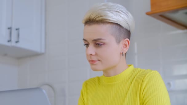 Молодая Женщина Работает Ноутбуке Видеопортрет Девушки Тома Окрашенными Короткими Волосами — стоковое видео