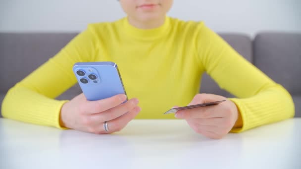 Acheter Avec Carte Crédit Femme Payant Ligne Avec Téléphone Intelligent — Video