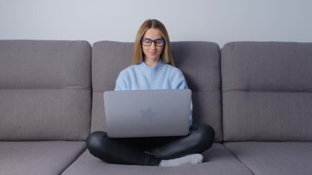 Giovane Studentessa Adulta Che Studia Online Sul Computer Donna Bionda — Video Stock