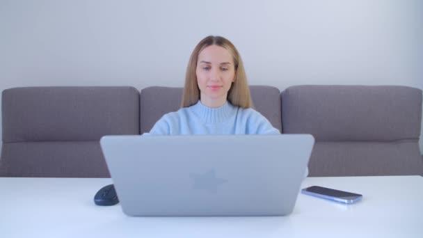 Joven Mujer Negocios Escribiendo Ordenador Portátil Casa Mujer Freelancer Enfocada — Vídeo de stock