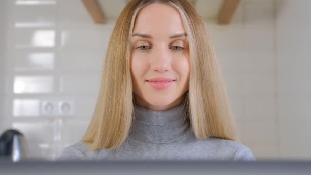 Hermosa Mujer Trabajando Computadora Video Retrato Una Guapa Rubia Haciendo — Vídeos de Stock