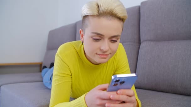 Typ Een Bericht Telefoon Mooie Jonge Vrouw Met Kort Geverfd — Stockvideo