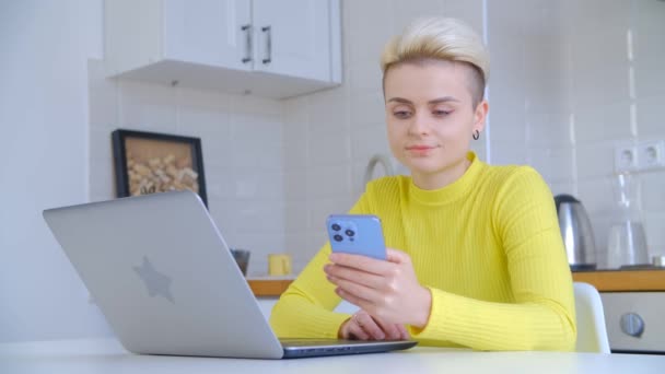 Jovem Mulher Digitando Laptop Enquanto Trabalhava Com Laptop Casa — Vídeo de Stock