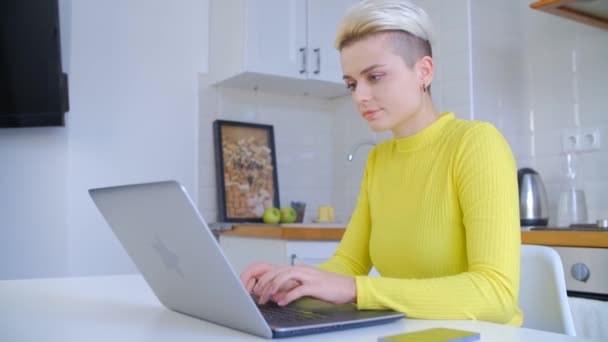 Mujer Blanca Trabajando Como Freelance Casa Encierro Hermosa Hembra Adulta — Vídeo de stock