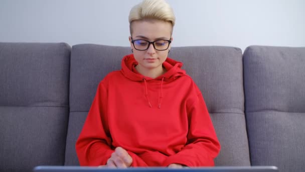 Mladá Žena Používá Notebook Gauči Obývacím Pokoji Tomboy Osoba Krátkými — Stock video