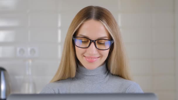 Mujer Blanca Feliz Trabajando Computadora Portátil Casa Durante Encierro Retrato — Vídeo de stock