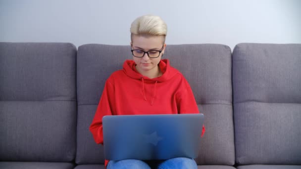 Een Jonge Vrouw Die Thuis Aan Een Laptop Werkt Professionele — Stockvideo