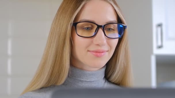 Mulher Branca Feliz Trabalhando Computador Vídeo Retrato Bela Jovem Mulher — Vídeo de Stock