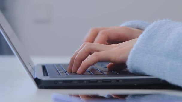 女商人在笔记本电脑键盘上打字 在4K的特写镜头中 企业家在笔记本电脑上工作 自由撰稿人的手在计算机上用股票视频剪辑写文章 — 图库视频影像