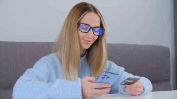 Pagar Línea Con Tarjeta Crédito Mujer Joven Que Utiliza Teléfono — Vídeo de stock