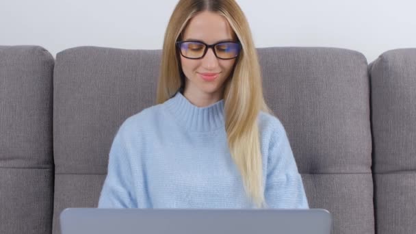 Feliz Mujer Freelancer Escribiendo Ordenador Portátil Joven Rubia Blanca Hembra — Vídeos de Stock