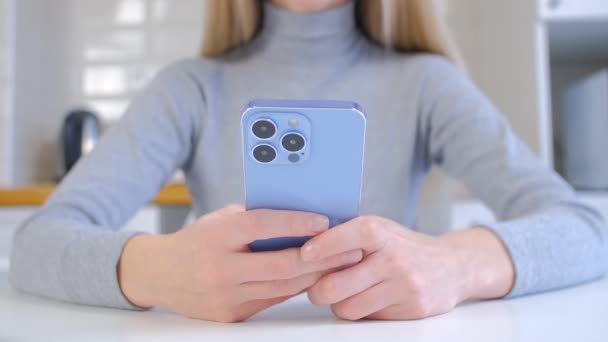 Mulher Usando Smartphone Moderno Jovem Mensagem Digitação Feminina Celular Azul — Vídeo de Stock