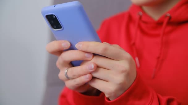 Mädchen Mit Mobiltelefon Junge Frau Surft Internet Auf Modernem Smartphone — Stockvideo