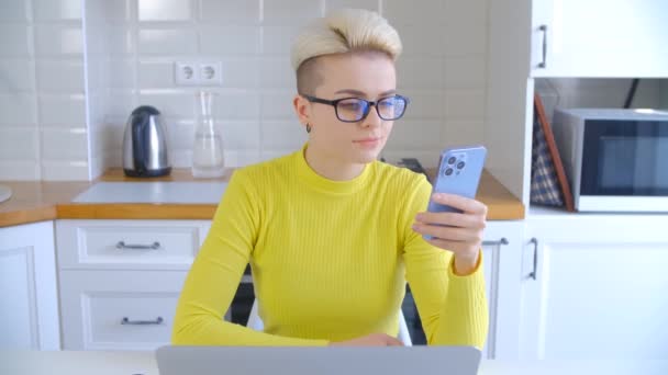 Стильная Молодая Женщина Просматривающая Интернет Мобильному Телефону Мальчик Короткими Окрашенными — стоковое видео