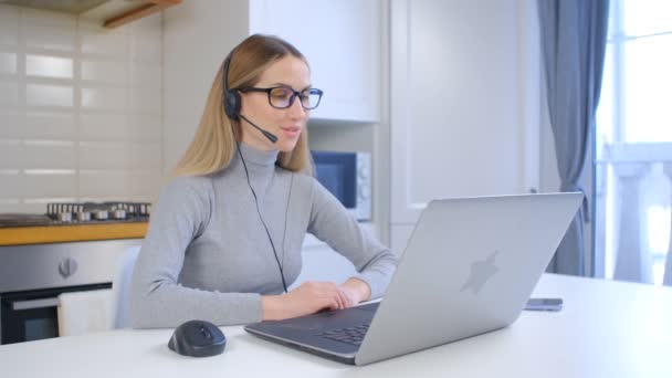 Χαρούμενος Online Manager Μιλάει Ακουστικά Ειδικός Υποστήριξης Γραφείου Που Εργάζεται — Αρχείο Βίντεο