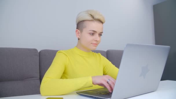 Jeune Femme Étudiant Ligne Femme Blanche Avec Cheveux Teints Courts — Video