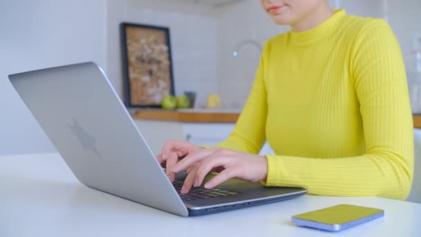 Freiberuflerin Tippt Text Auf Laptop Tastatur Junge Erwachsene Frauen Die — Stockvideo